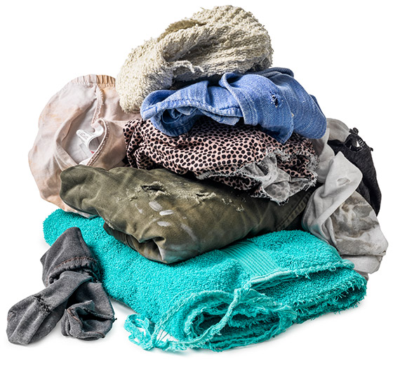 Bunke med slidt tøj og tekstil til affaldssortering
